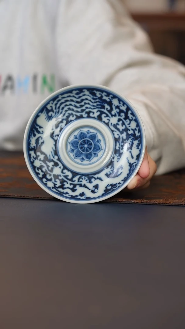 成蕴窑暗刻龙凤杯托
