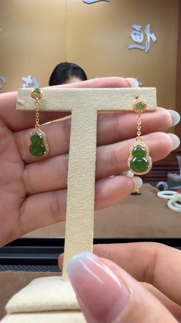 颈饰未镶嵌和田玉耳饰一对