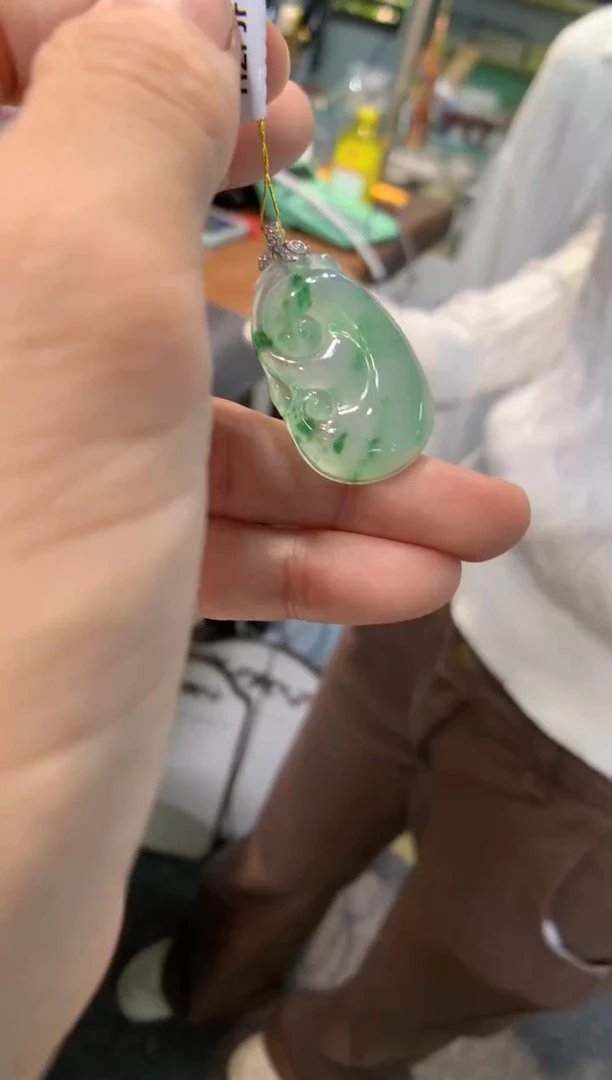 颈饰18K金镶嵌翡翠如意