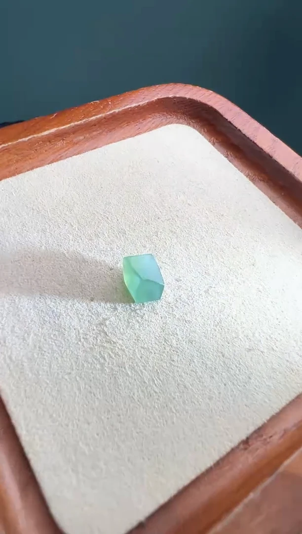 未镶嵌定制翡翠绿裸石