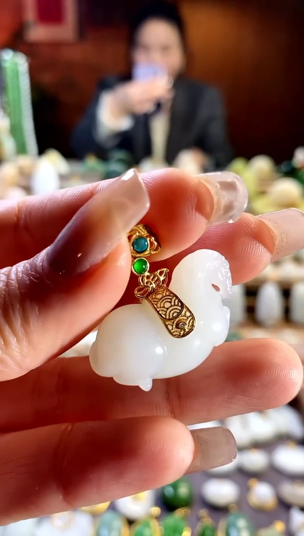 【闪购商品】和田玉吊坠18K金镶嵌。