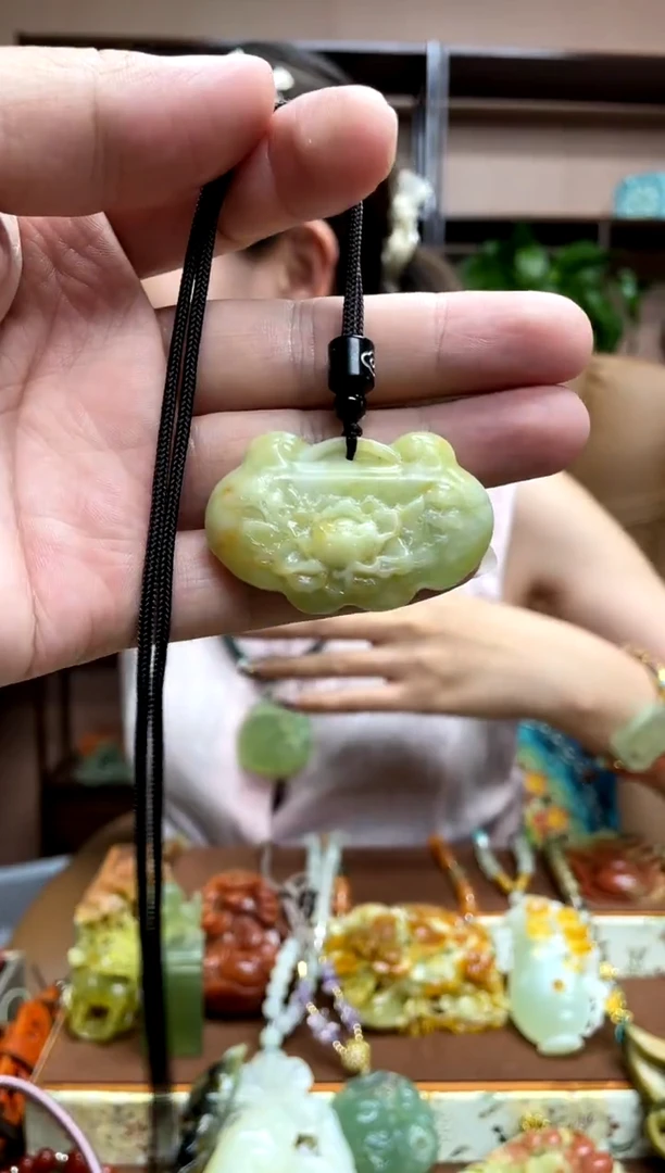 未镶嵌岫玉颈饰·1