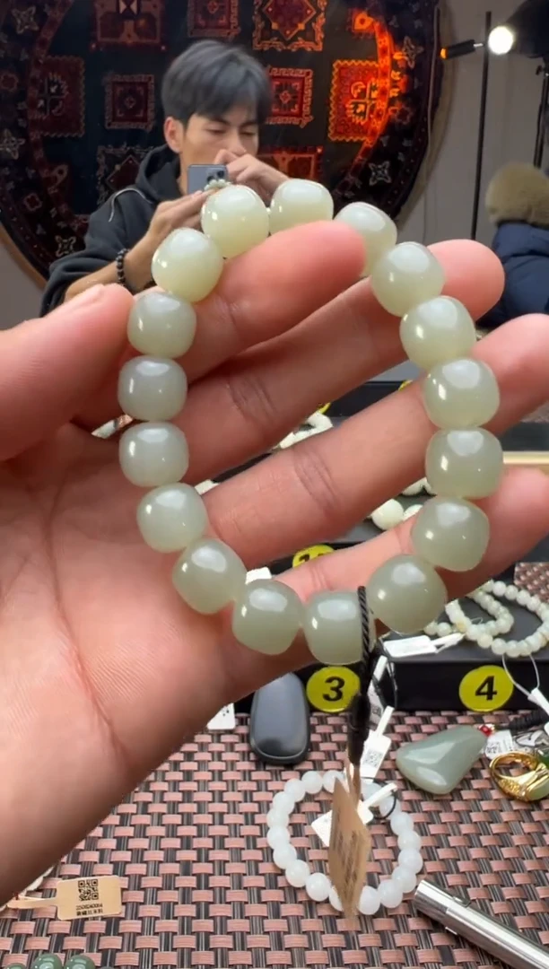 未镶嵌手串和田玉且末料青白玉老型珠手串卡11*12 83分