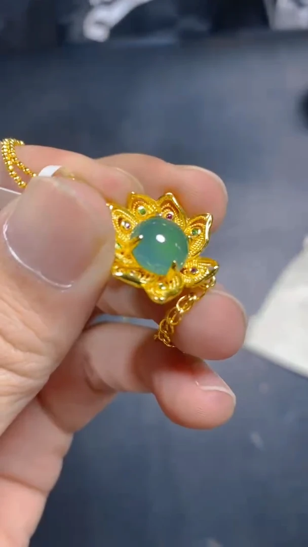 【闪购商品】翡翠吊坠(赠链)未镶嵌0330320085多样性发一