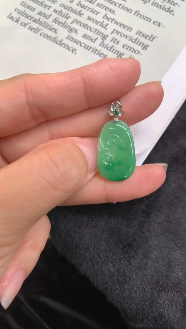 翡翠18K金镶嵌颈饰如意