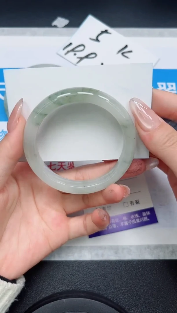 【闪购商品】石英质玉手镯未镶嵌42