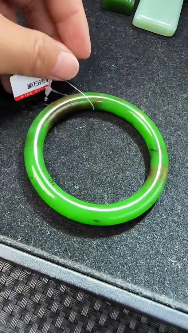 和田玉手镯未镶嵌苹果绿57圈口