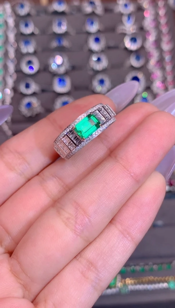 祖母绿戒指18K金镶嵌0.7CT