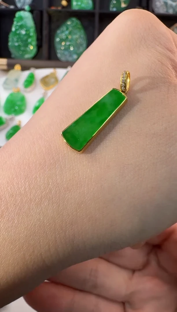 颈饰18K金镶嵌翡翠缅甸A货翡翠