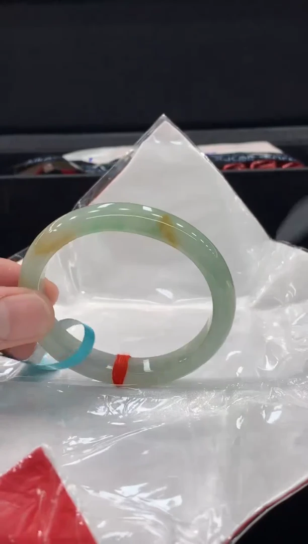 未镶嵌手镯（贵妃镯）翡翠手镯