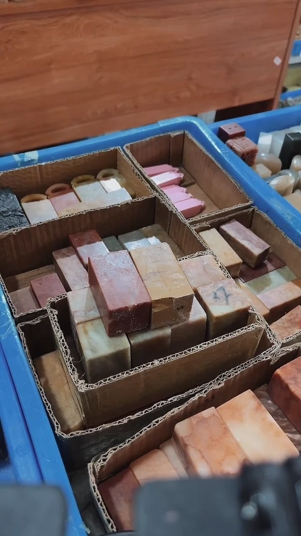 寿山石闲**烟瑕疵不规则章带雕钮