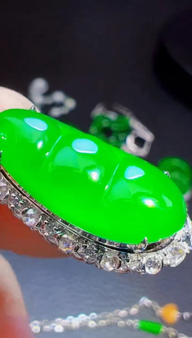 颈饰18K金镶嵌翡翠琳*翡翠