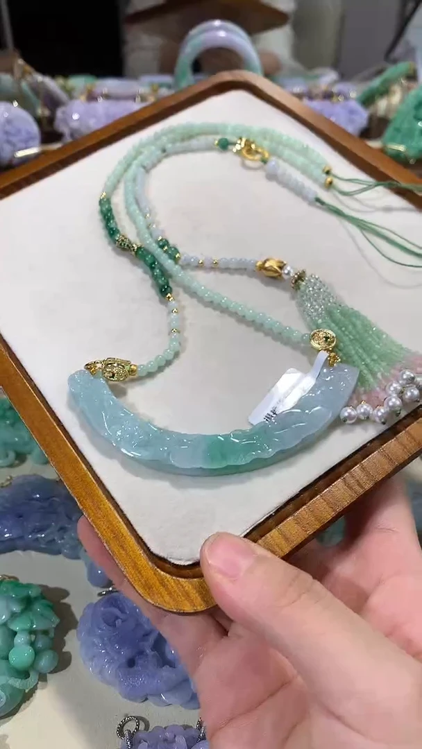 颈饰未镶嵌翡翠吊坠