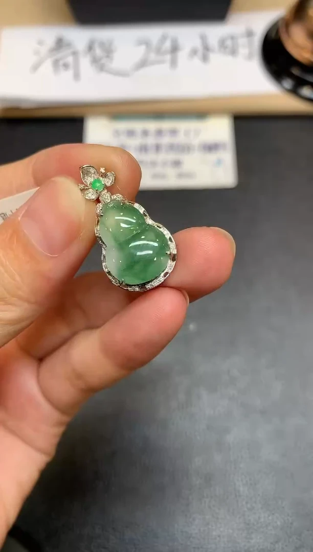 颈饰18K金镶嵌翡翠葫芦【无服务费【24小时鉴赏期】