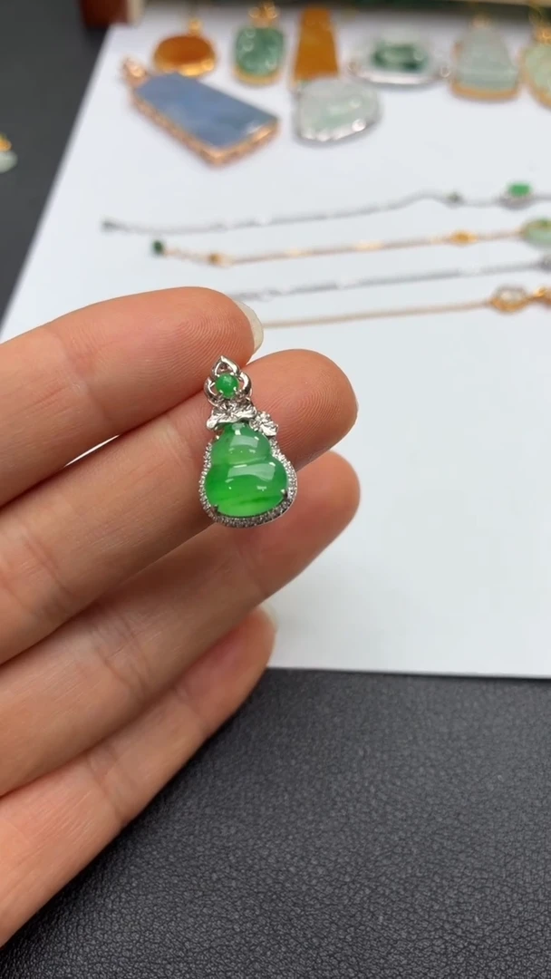 颈饰18K金镶嵌翡翠天然翡翠A货