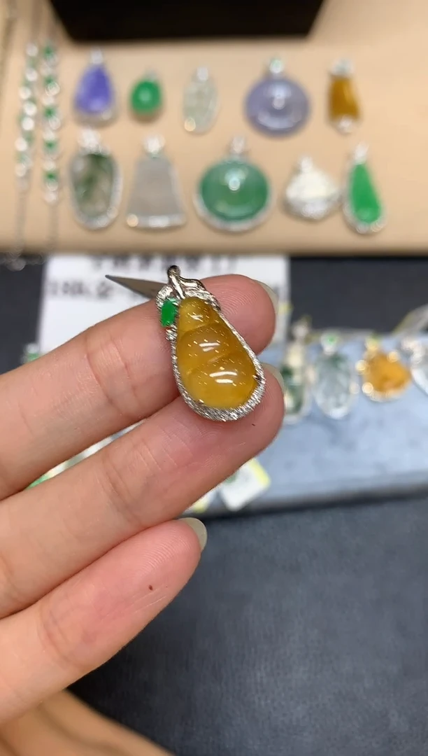 颈饰18K金镶嵌翡翠福豆【无服务费