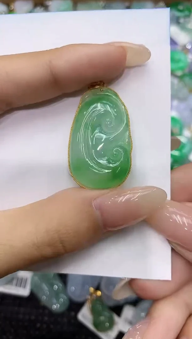 翡翠18K金镶嵌颈饰111111111111