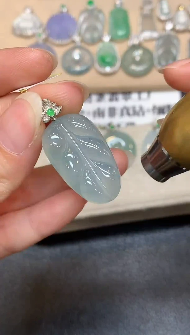 颈饰18K金镶嵌翡翠树叶【无服务费