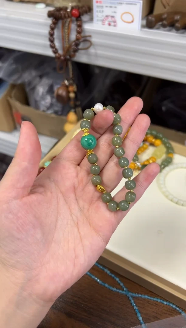 手链未镶嵌和田玉和田玉晴水孔雀石款手链[0170]