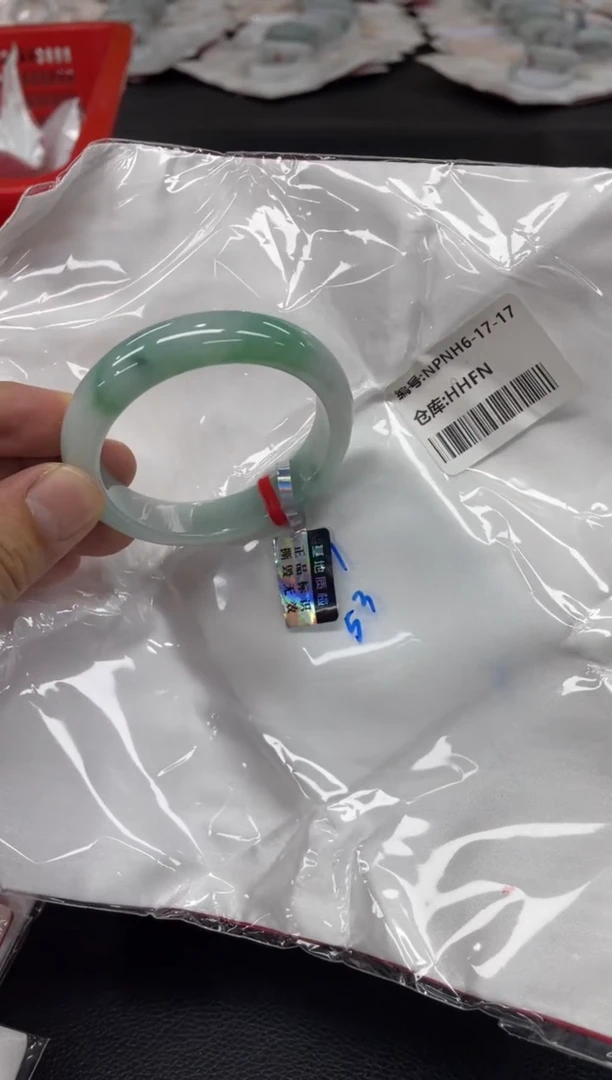 翡翠手镯未镶嵌翡翠手镯