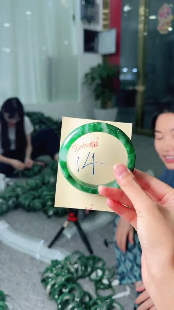 未镶嵌手镯石英质玉（非洲翠）有天然性（洒金亮片/矿点/棉线）14