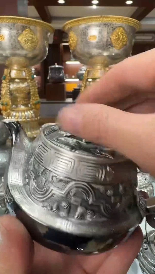 自*人足银精工手工战国饕餮大师鏨刻异型泡茶壶