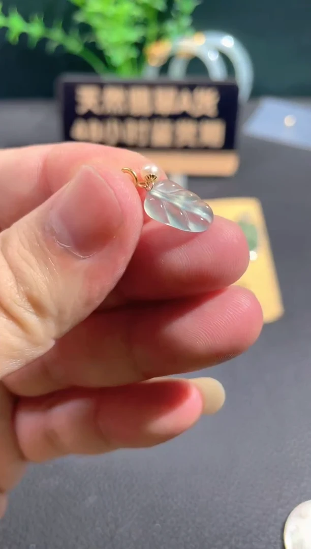 翡翠18K金镶嵌颈饰翡翠