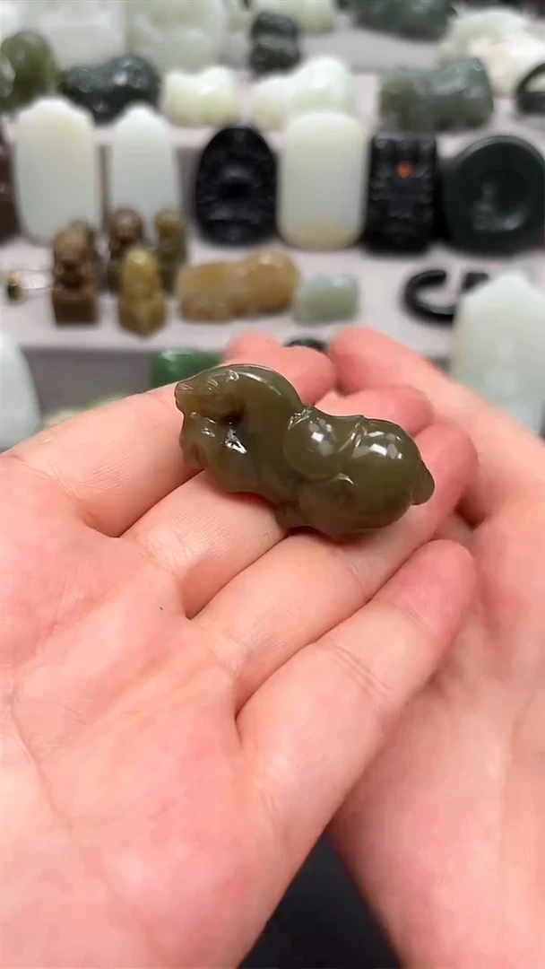 和田玉未镶嵌颈饰.