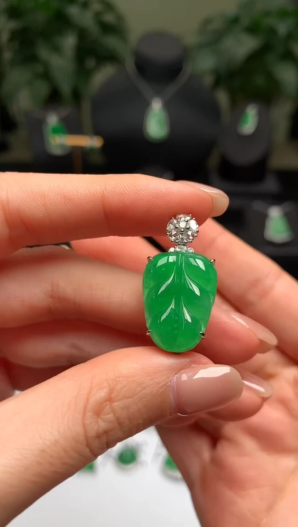 颈饰18K金镶嵌翡翠叶子