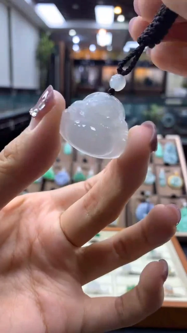 翡翠未镶嵌颈饰佛公