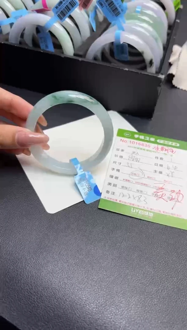 翡翠手镯（圆镯）未镶嵌多人