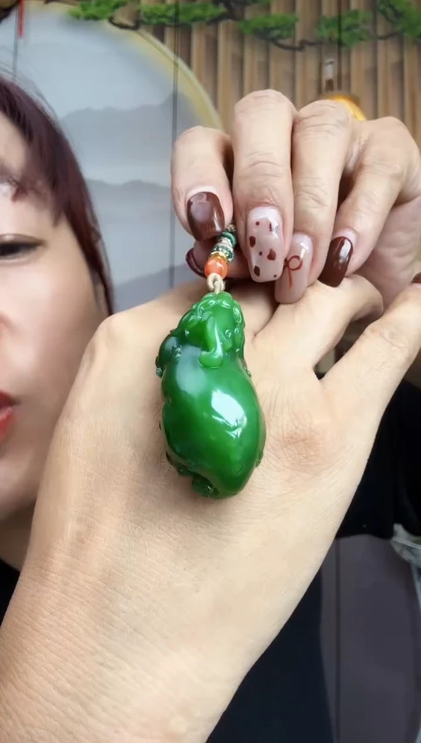 颈饰未镶嵌和田玉俄罗斯红皮老料貔貅吊坠