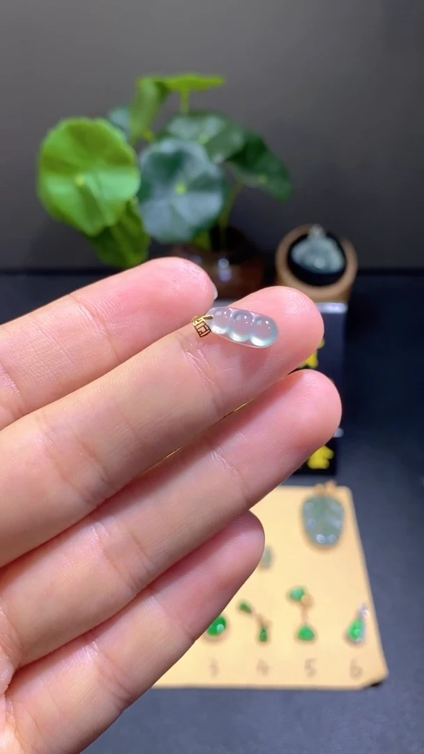 颈饰18K金镶嵌翡翠翡翠A货