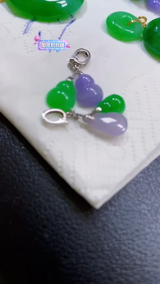 颈饰18K金镶嵌翡翠吊坠多样性发货发1