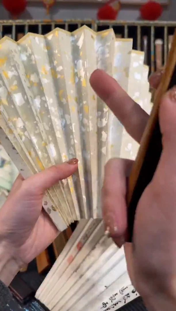 扇子云**轻金银混撒扇面一面手绘荷花