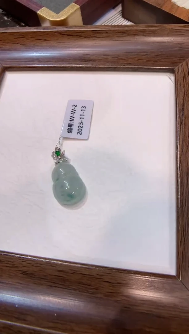 颈饰18K金镶嵌翡翠葫芦
