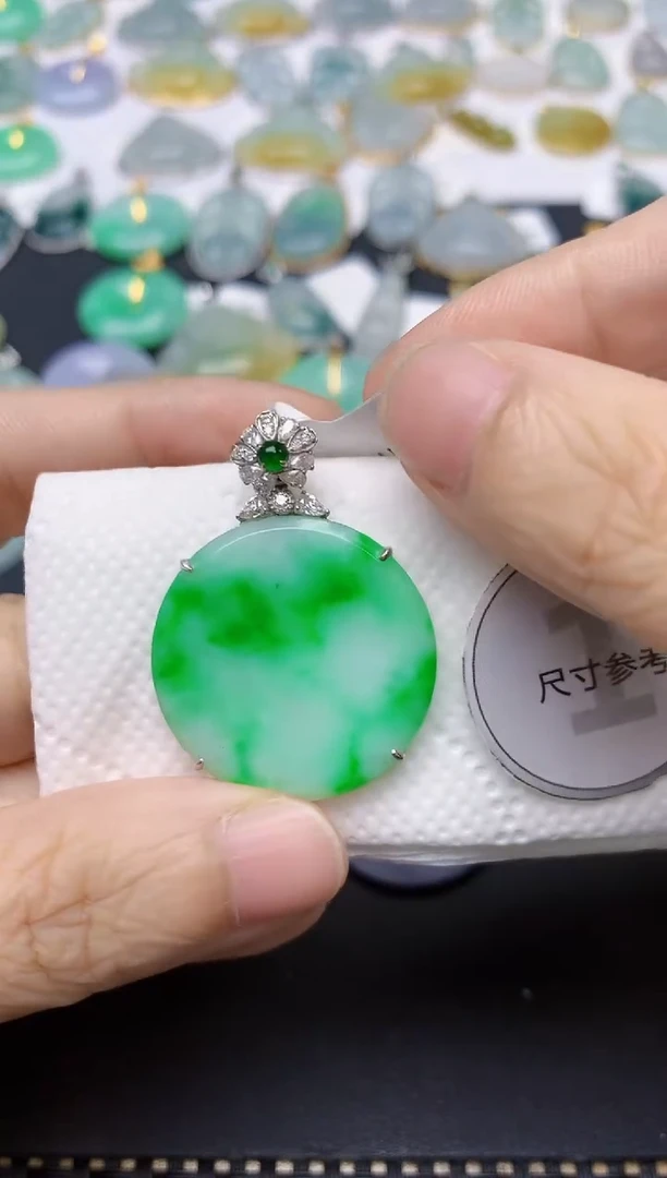 翡翠18K金镶嵌颈饰天然缅甸A货翡翠