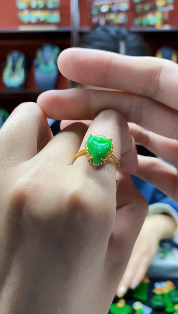 颈饰未镶嵌翡翠戒指