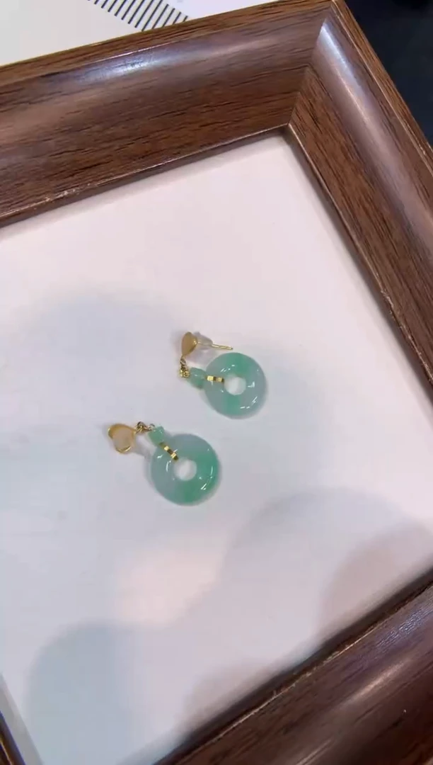 颈饰18K金镶嵌翡翠耳钉