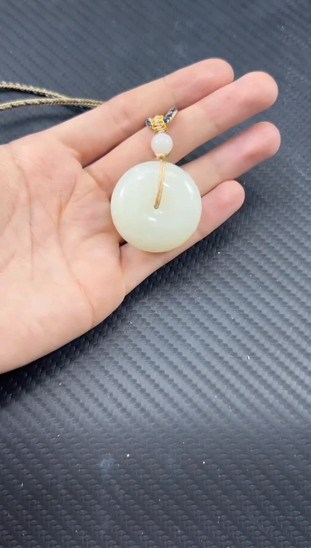 和田玉未镶嵌吊坠(赠链)黑山微色差平安扣