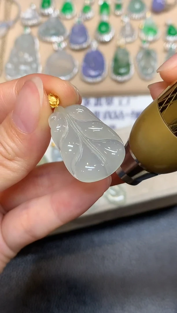 颈饰18K金镶嵌翡翠芭蕉叶【无服务费
