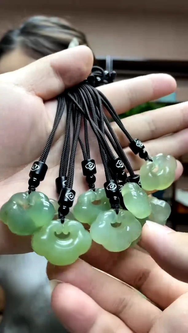 岫玉未镶嵌吊坠多样性发货发其中之一