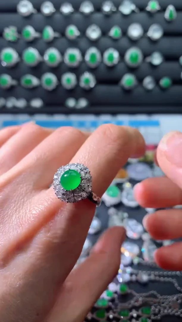 18K金镶嵌戒指翡翠18K翡翠伴钻