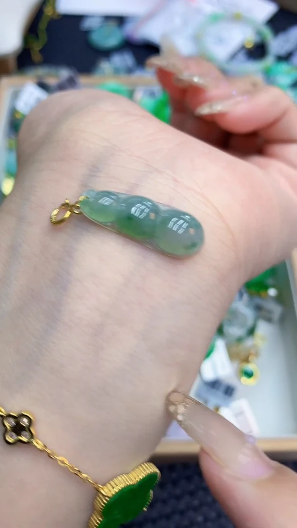 翡翠未镶嵌颈饰           1