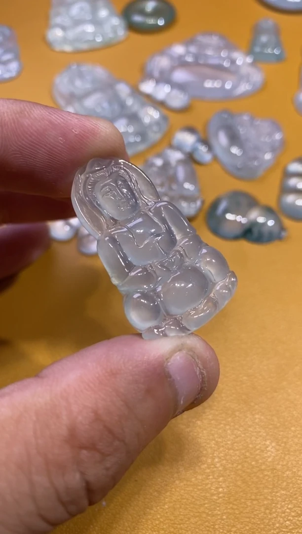 吊坠(不含链)未镶嵌翡翠观音2480  36.6  22.1  5.0