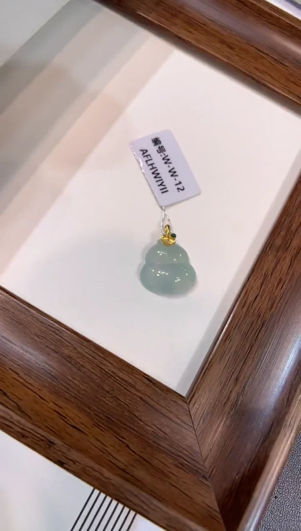 颈饰18K金镶嵌翡翠葫芦