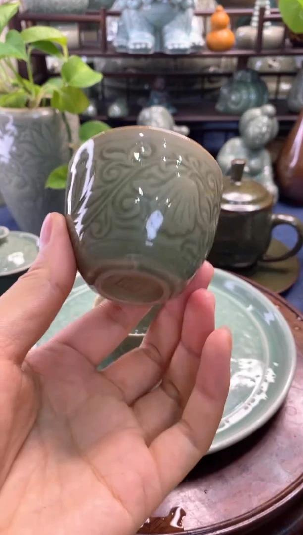 TS031 片白 开片 莲纹缸杯 1只微瑕