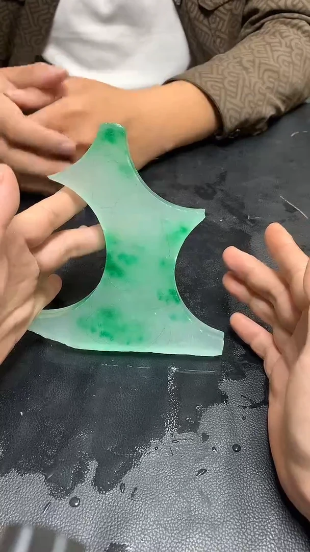 玉冰飘绿花边角毛坯