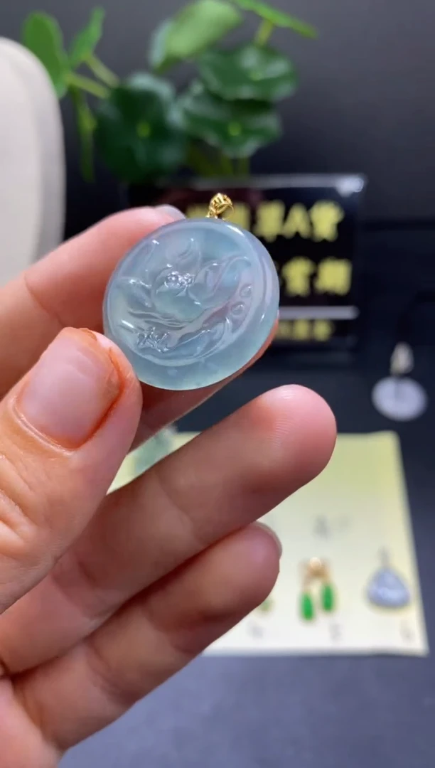 翡翠18K金镶嵌颈饰翡翠吊坠