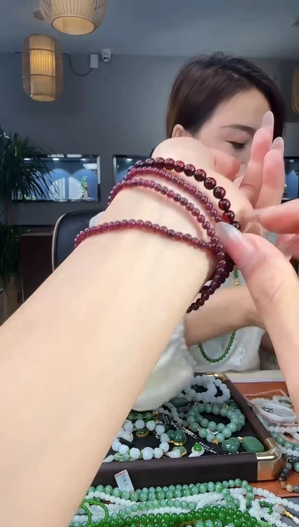 血珀颈饰未镶嵌1